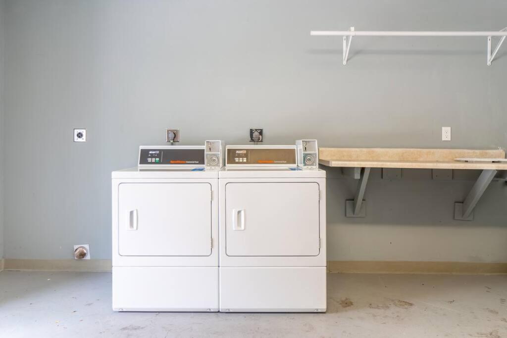 Midtown Getaway: Trendy Heart Of Apartment Reno